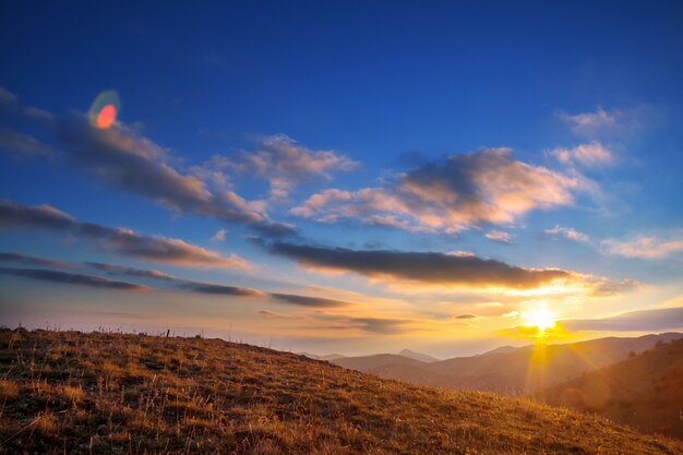 Coucher de soleil pittoresque dans les montagnes en automne