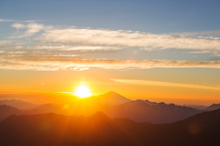 Photo coucher de soleil pittoresque dans les montagnes. saison de l'automne.