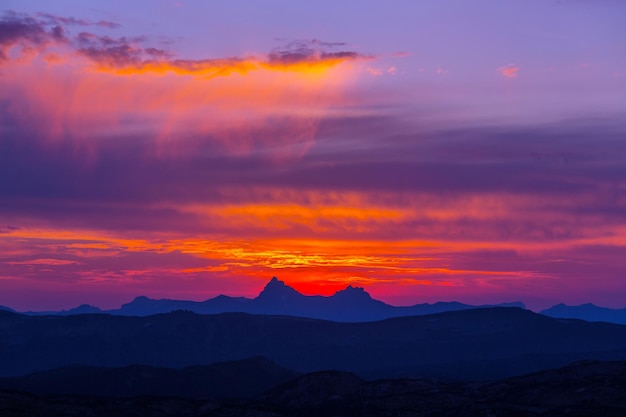 Coucher de soleil pittoresque dans les montagnes