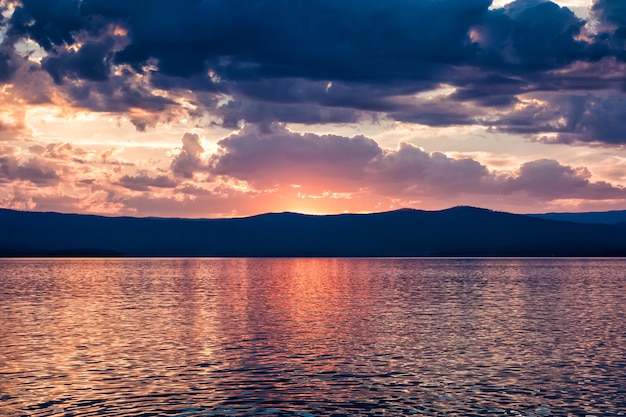 Coucher de soleil pittoresque sur le lac