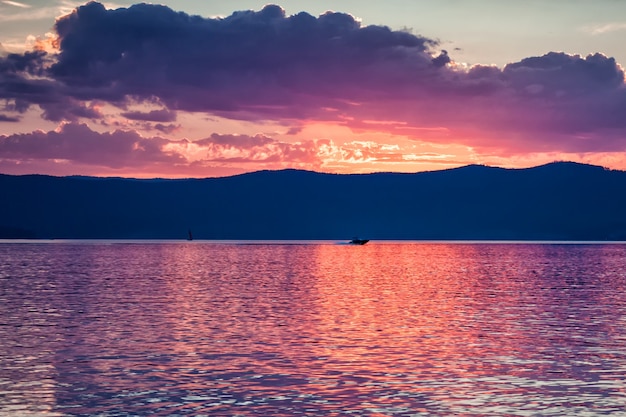 Coucher de soleil pittoresque sur le lac