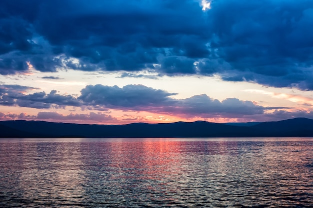 Coucher de soleil pittoresque sur le lac