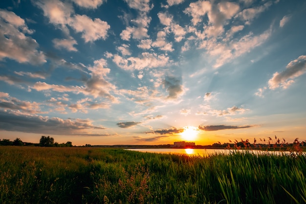 Coucher de soleil pittoresque avec des nuages dans le ciel sur le lac