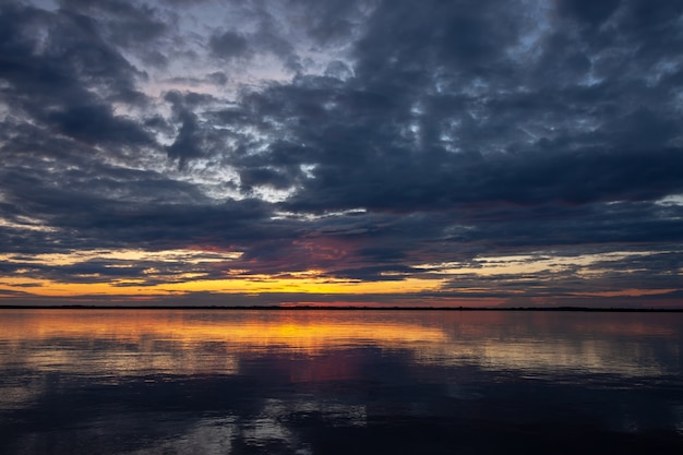 Coucher de soleil pittoresque sur la rivière