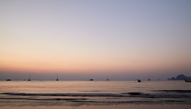 Coucher de soleil sur la plage de Ao Nang Krabi