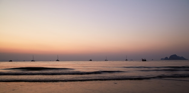 Coucher de soleil sur la plage de Ao Nang Krabi