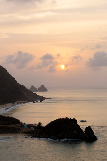 Coucher de soleil sur la plage aux îles Fernando de Noronha, Brésil