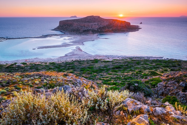 Coucher de soleil sur la plage de Balos en Crète, Grèce.