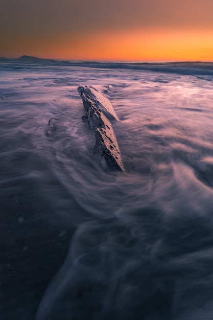 Coucher de soleil sur la plage de Bidart à côté de Biarritz, au Pays basque.