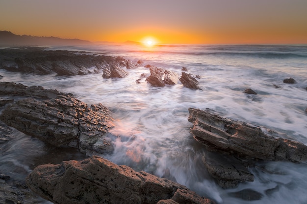 Coucher de soleil sur la plage de Bidart à côté de Biarritz, au Pays basque.