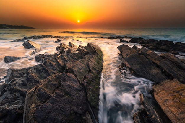 Coucher de soleil sur la plage de Bidart à côté de Biarritz, Pays Basque.