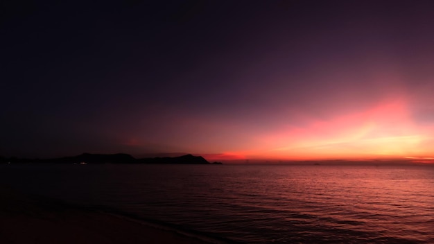 Coucher de soleil plage et ciel crépusculaire pattaya thaïlande