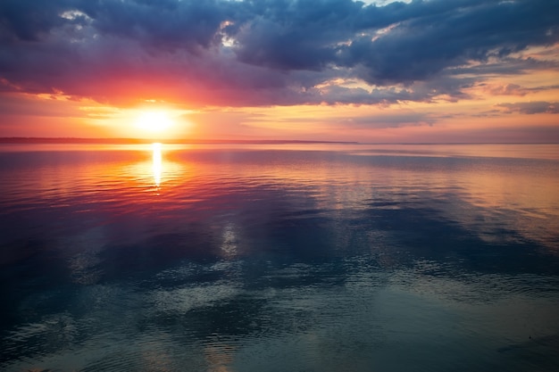 Coucher de soleil sur la plage avec un ciel magnifique. Composition de la nature