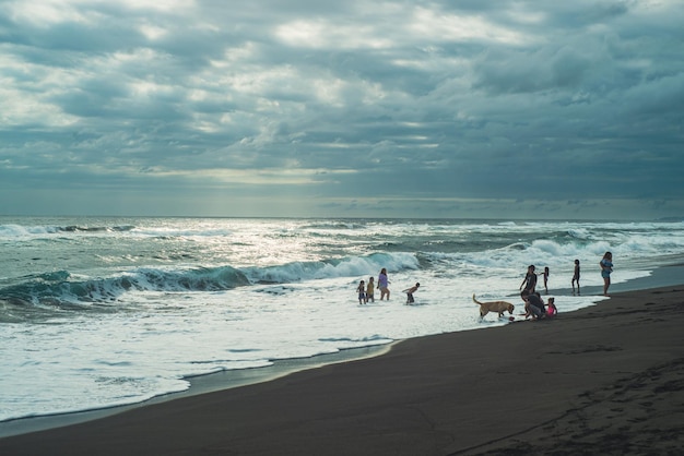 Coucher de soleil sur la plage avec un ciel nuageux. Côte pacifique mexicaine.