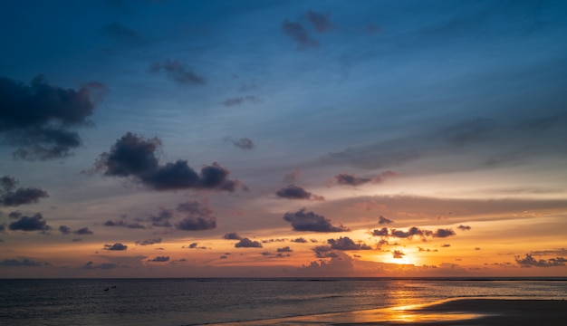 coucher de soleil sur la plage, coucher de soleil Ciel avec fond de nuages minuscules.