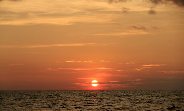 Coucher de soleil sur la plage dans les pays tropicaux d&#39;été