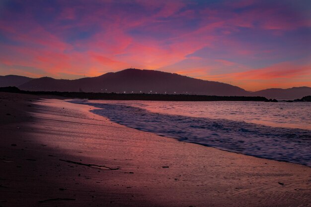 coucher de soleil sur la plage en été