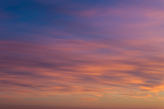 Coucher de soleil sur la plage d'Islande avec un beau ciel en hiver