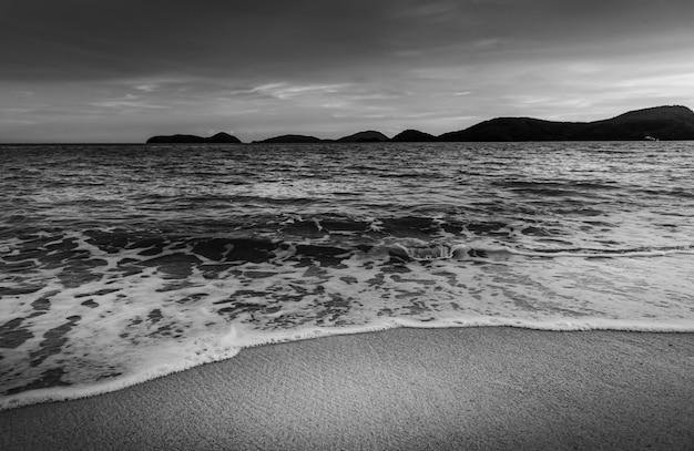 Coucher de soleil sur la plage ou lever du soleil avec ciel nuageux en soirée, style noir et blanc et monochrome