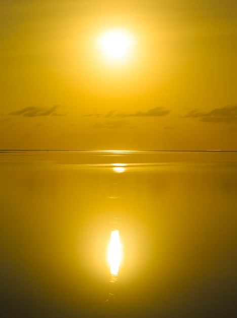 Coucher de soleil sur la plage des Maldives