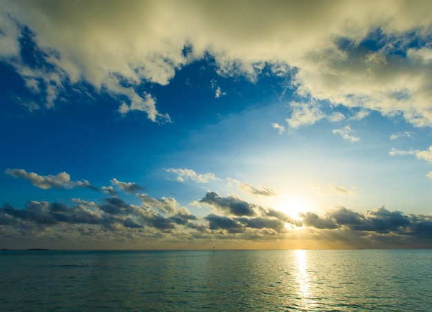 Coucher de soleil sur la plage des Maldives