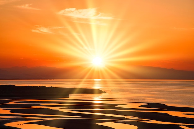 Photo le coucher de soleil sur la plage de matama à oita