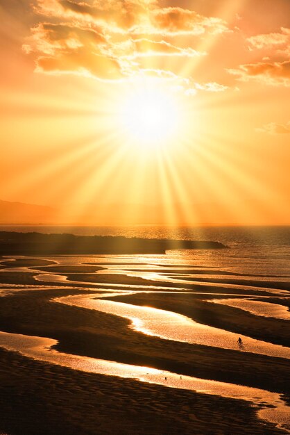 Photo le coucher de soleil sur la plage de matama