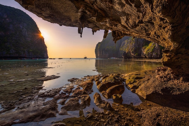 Coucher de soleil sur la plage de Maya sur l'île de Koh Phi Phi en Thaïlande