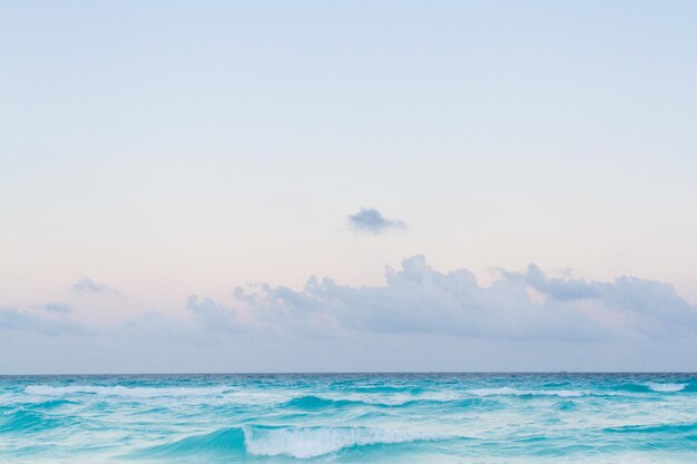 Coucher de soleil sur la plage de la mer des Caraïbes.