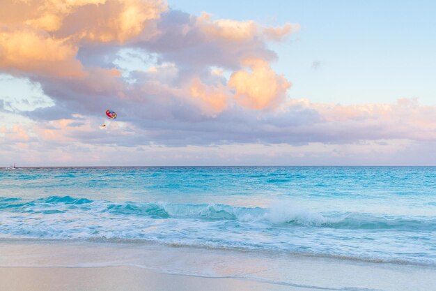 Coucher de soleil sur la plage sur la mer des Caraïbes.