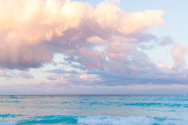 Coucher de soleil sur la plage sur la mer des Caraïbes.