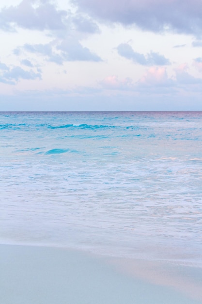 Coucher de soleil sur la plage sur la mer des Caraïbes.