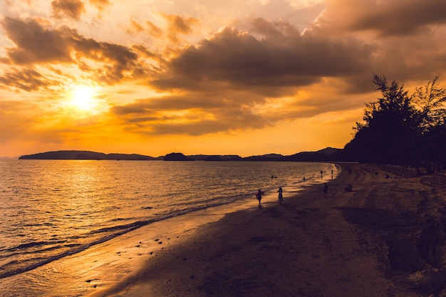 Coucher de soleil sur la plage de la mer de la Thaïlande avec des gens sur le fond de vacances voyage plage.