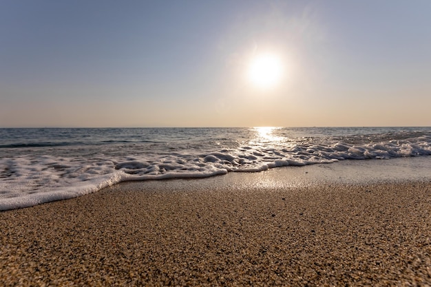 Un coucher de soleil sur la plage de la mer