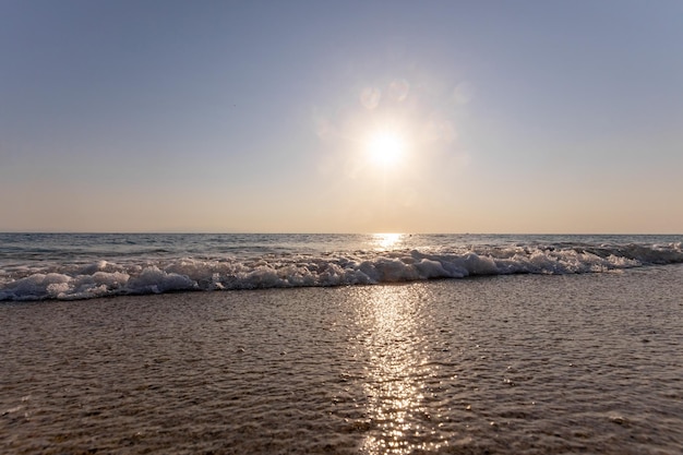 Un coucher de soleil sur la plage de la mer