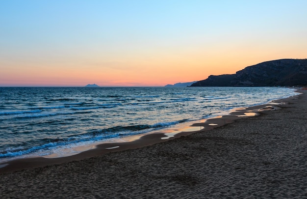 Coucher de soleil sur la plage de la mer