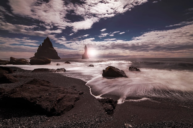 Coucher de soleil sur la plage noire d'Islande