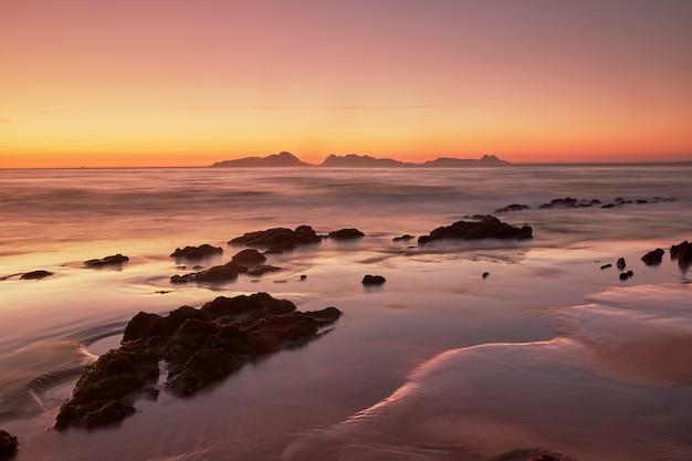 Coucher de soleil sur la plage de Patos avec la silhouette des îles Cies