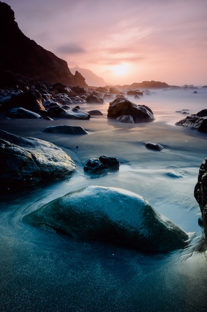 coucher de soleil sur une plage rocheuse