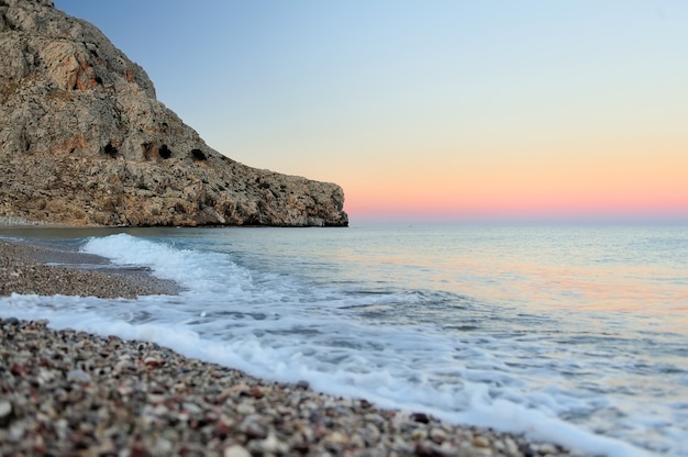 Coucher de soleil sur la plage. Vue sur la plage et les montagnes