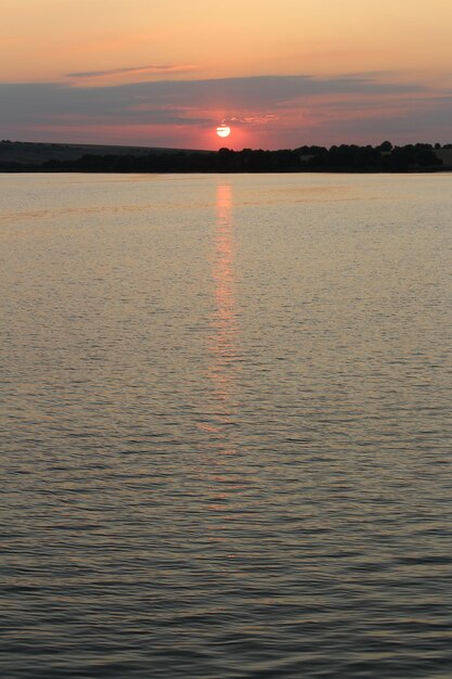 Un coucher de soleil sur un plan d'eau