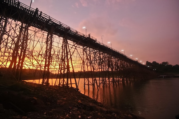 Coucher de soleil sur le pont de bambou dans une soirée paisible à Sangkhlaburi Western Thailand