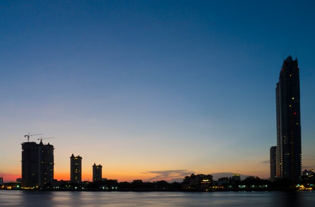 coucher de soleil sur le pont et la rivière en ville