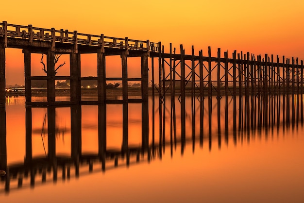 Coucher de soleil sur le pont U Bein au Myanmar