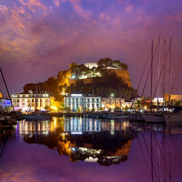 Coucher de soleil sur le port de Denia dans la marina d&#39;Alicante