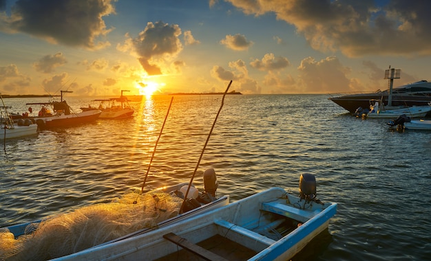 Coucher de soleil sur le port de l&#39;île Holbox à Quintana Roo