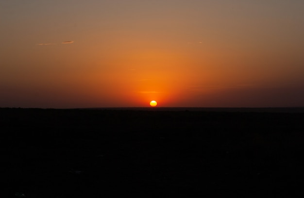 Coucher de soleil sur une prairie, steppe sauvage, en saison estivale. Paysage