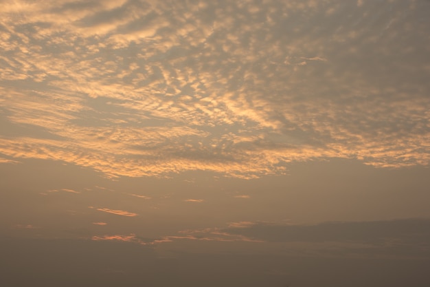 Coucher de soleil avec des rayons de soleil