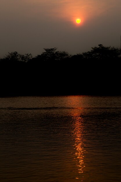 Coucher de soleil avec réflexe dans l&#39;eau