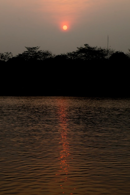 Coucher de soleil avec réflexe dans l&#39;eau